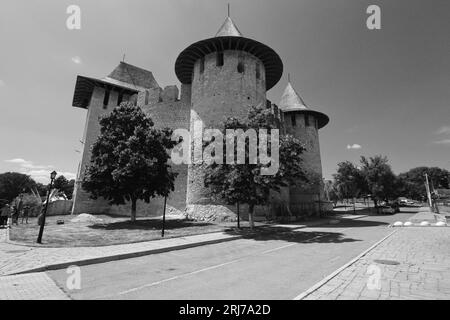 Soroca, Moldawien - 24. Juni 2023: Blick auf die mittelalterliche Festung in Soroca. Das Fort wurde 1499 vom moldauischen Prinzen Stephan dem Großen erbaut. Wurde 2015 renoviert Stockfoto