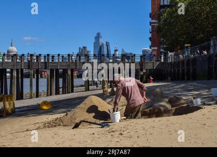 London, Großbritannien. August 2023. Ein Künstler kreiert eine Sandskulptur neben der Themse im Londoner South Bank-Gebiet, während der Sonnenschein in die Hauptstadt zurückkehrt. Quelle: Vuk Valcic/Alamy Live News Stockfoto