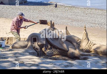 London, Großbritannien. August 2023. Ein Künstler kreiert eine Sandskulptur neben der Themse im Londoner South Bank-Gebiet, während der Sonnenschein in die Hauptstadt zurückkehrt. Quelle: Vuk Valcic/Alamy Live News Stockfoto