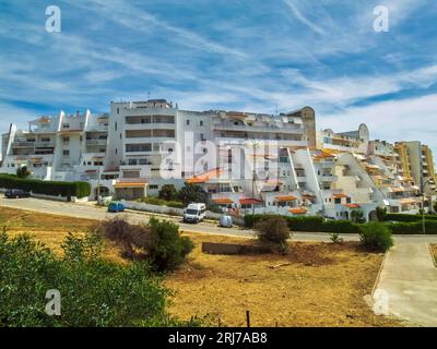 Albufeira ist eine Küstenstadt in der südlichen Algarve von Portugal. Es ist ein ehemaliges Fischerdorf, das zu einem wichtigen Urlaubsziel geworden ist, WIT Stockfoto