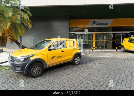 Salvador, Bahia, Brasilien - 11. August 2023: Fassade des Postamts, Portugiesisch: Correios. Auf der Avenida Tancredo Neves in Salvador, Bahia. Stockfoto