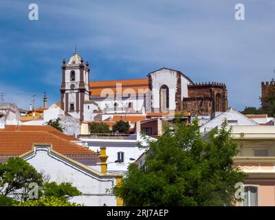 Die Kathedrale von Silves ist eine ehemalige Kathedrale in der Stadt Silves in der Algarve im Süden Portugals. Eine Moschee, die während der maurischen Herrschaft erbaut wurde Stockfoto