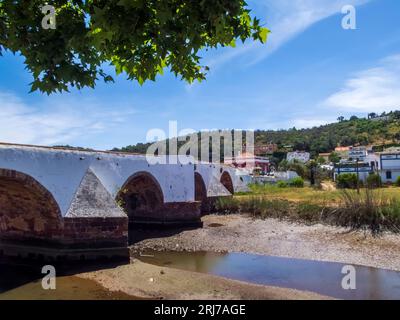 Die Ponte Velha (Alte Brücke) in Silves an der Algarve wird manchmal auch als „Römische Brücke“ bezeichnet. Sie stammt jedoch tatsächlich aus der Mitte des 14. Jahrhunderts Stockfoto