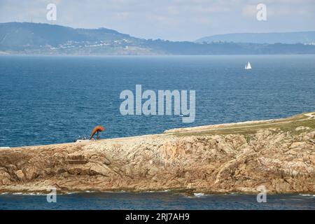 Küstenlandschaft mit der Muschelskulptur von Moncho Amigo aus COR-TEN-Wetterstahl Herminia Point A Coruña Galicien Spanien Stockfoto