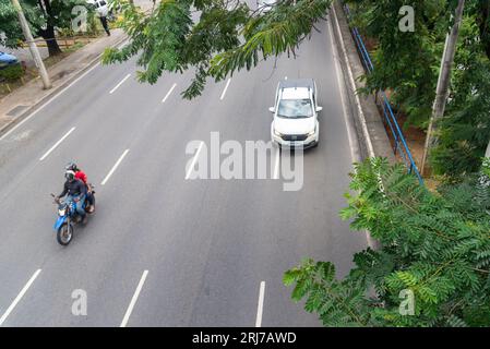 Salvador, Bahia, Brasilien - 11. August 2023: Blick von oben auf Autos, die auf einer der Spuren der Avenida Tancredo Neves im Geschäftszentrum fahren Stockfoto