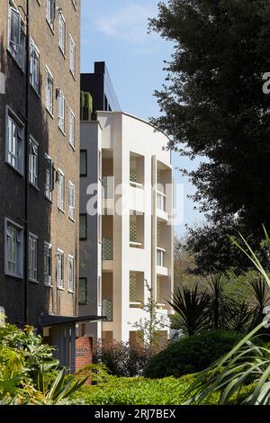 Gebäudefassade und Kontext. Wellington Road, London, Vereinigtes Königreich. Architekt: Alan Power Architects Ltd, 2022. Stockfoto