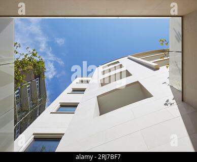 Fassade mit Fenstern von unten. Wellington Road, London, Vereinigtes Königreich. Architekt: Alan Power Architects Ltd, 2022. Stockfoto