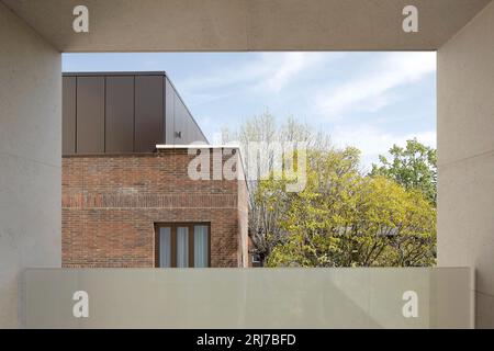 Blick vom Balkon auf die benachbarten Apartments. Wellington Road, London, Vereinigtes Königreich. Architekt: Alan Power Architects Ltd, 2022. Stockfoto