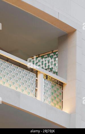 Detail des Balkons mit dekorativer Verglasung. Wellington Road, London, Vereinigtes Königreich. Architekt: Alan Power Architects Ltd, 2022. Stockfoto