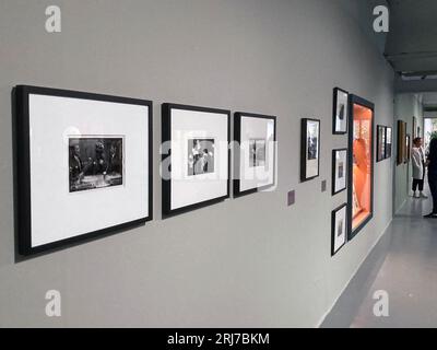 Tate Liverpool, Radical Landscapes Exhibition 2022. Fotografie als Kunst, Vintage-Ausstellungsdrucke - Fotografien mit freundlicher Genehmigung der Hyman Collection London. l-r (i) The Burry man, South Queensferry, Schottland 1971. ii) Allendale Tar Barrel Parade, Northumberland, England 1972. iii) Castleton Garland Day, Castleton Derbyshire England 1972. 2022 2020ER JAHRE UK HOMER SYKES Stockfoto