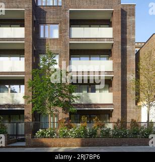 Vorderansicht eines mehrstöckigen Backsteingebäudes. Wellington Road, London, Vereinigtes Königreich. Architekt: Alan Power Architects Ltd, 2022. Stockfoto