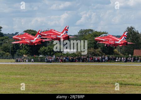 RAF Red Arrows Jets starten vom Flughafen London Southend, Essex, UK. Auf dem Flughafen, um die Flugshows in Südostengland zu zeigen. Zuschauer beobachten Stockfoto