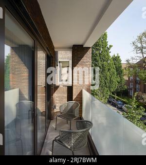 Balkon mit Blick auf die Straße. Wellington Road, London, Vereinigtes Königreich. Architekt: Alan Power Architects Ltd, 2022. Stockfoto