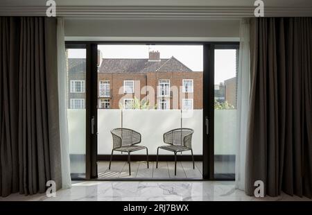 Blick von innen auf Balkon. Wellington Road, London, Vereinigtes Königreich. Architekt: Alan Power Architects Ltd, 2022. Stockfoto