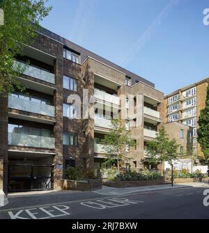 Schräges Gebäude mit Zugang zum Parkplatz im Untergeschoss. Wellington Road, London, Vereinigtes Königreich. Architekt: Alan Power Architects Ltd, 2022. Stockfoto