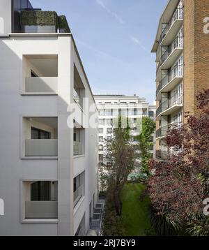 Gegenüberstellung von kontrastierenden Fassaden mit Garten. Wellington Road, London, Vereinigtes Königreich. Architekt: Alan Power Architects Ltd, 2022. Stockfoto