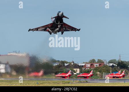 RAF Eurofighter Typhoon-Kampfflugzeug startet vom Flughafen London Southend, Essex, Vereinigtes Königreich. Auf dem Flughafen, um die Flugshows in Südostengland zu zeigen Stockfoto