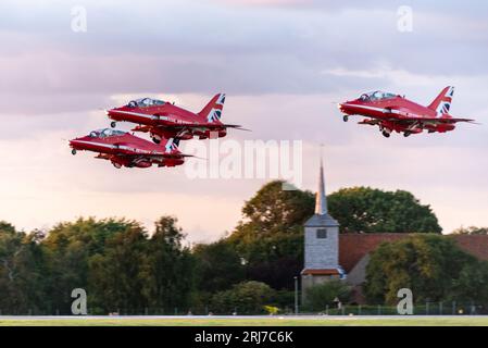 RAF Rote Pfeile starten in der Abenddämmerung vom Flughafen London Southend, Essex, Großbritannien. Nach der Nutzung des Flughafens, um auf den südöstlichen England Airshows zu zeigen Stockfoto