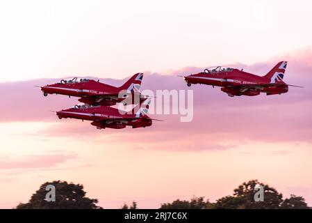 RAF Rote Pfeile starten in der Abenddämmerung vom Flughafen London Southend, Essex, Großbritannien. Nach der Nutzung des Flughafens, um auf den südöstlichen England Airshows zu zeigen Stockfoto