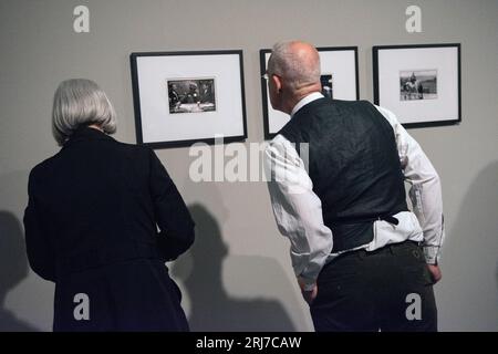 Tate Liverpool, Radical Landscapes Exhibition 2022. Kunstgalerie Fotoliebhaber, die Fotografie als Kunst betrachten Vintage-Ausstellungsdrucke - Fotografien mit freundlicher Genehmigung der Hyman Collection London. l-r (i) The Burry man, South Queensferry, Schottland 1971. ii) Allendale Tar Barrel Parade, Northumberland, England 1972. iii) Castleton Garland Day, Castleton Derbyshire England 1972. 2022 2020ER JAHRE UK HOMER SYKES Stockfoto