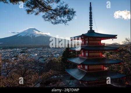 Shimoyoshida, Japan - 27. Dezember 2019. Außenaufnahmen der berühmten Chureito-Pagode und des fuji bei Sonnenuntergang. Stockfoto