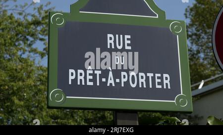 Ein dummes französisches Straßenschild der Rue du prêt-à-Porter, Ready-to-wear-Straße in Paris Frankreich, Straße mit Trendnamen. Stockfoto