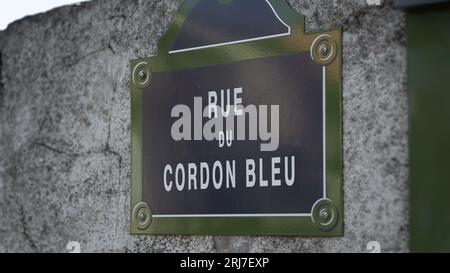 Ein dummes französisches Straßenschild der Rue du Cordon bleu, Cordon Bleu Street in Paris Frankreich, Straße mit Lebensmittelnamen. Stockfoto