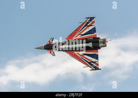 Eastbourne, Großbritannien. 19. August 2023. Die Schlacht von Großbritannien Gedenkflüge Lancaster und die RAF Typhoon nehmen an einer gemeinsamen Ausstellung Teil. Stockfoto