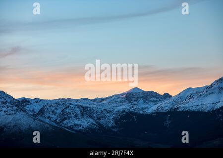 Schneebedeckte Bergkette von Sneeukop im Elandskloof Valley Boland Mountain Complex, Westkap, Südafrika Stockfoto