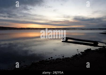 Ein wunderschöner sonniger Tag in Pilot Butte, Oregon, USA. Die Natur wächst aus der schwarzen Erde eines erloschenen Vulkans. Stockfoto