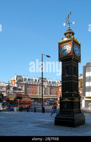 Little Ben Clock vor der Victoria Station, einem Bahnhof und einer verbundenen Londoner U-Bahn-Station in Victoria, in der City of Westminst Stockfoto