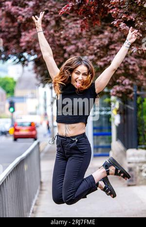 Während eines Fotoshootings im Stadtzentrum von Dundee eine atemberaubende Europäerin. Posiert für die Kamera im Stadtzentrum von Dundee, Schottland, Großbritannien Stockfoto