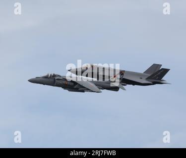 Eine Lockheed Martin F-35 Lightning II und eine spanische Marine McDonnell Douglas AV-8B Harrier II zusammen auf dem Royal International Air Tattoo 2023 Stockfoto