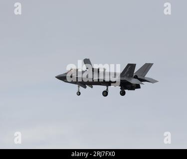 Eine Lockheed Martin F-35 Lightning II und eine spanische Marine McDonnell Douglas AV-8B Harrier II zusammen auf dem Royal International Air Tattoo 2023 Stockfoto