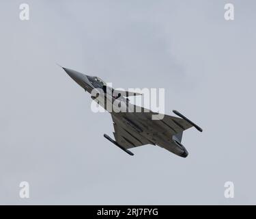 Die schwedische Luftwaffe SAAB JAS 39 Gripen ist ein leichter Mehrzweckkämpfer auf der Royal International Air Tattoo 2023 Stockfoto