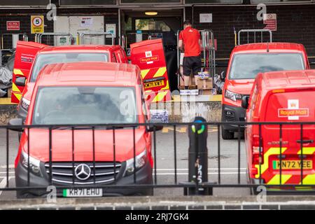 Royal Mail Transporter und ein Mitarbeiter sortieren Pakete im Postdepot in Halifax, West Yorkshire, UK. Stockfoto