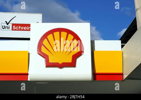 Shell-Logo, gelbe und rote Jakobsmuschel, auf dem Schild der Tankstelle. Stockfoto