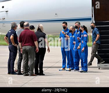 Mitglieder der nächsten NASA-SpaceX-Crew (blaue Fluganzüge) werden vom NASA KSC Management begrüßt, als sie am Sonntag, den 20. August 2023, im Kennedy Space Center in Florida ankommen. Foto von Joe Marino/UPI Credit: UPI/Alamy Live News Stockfoto