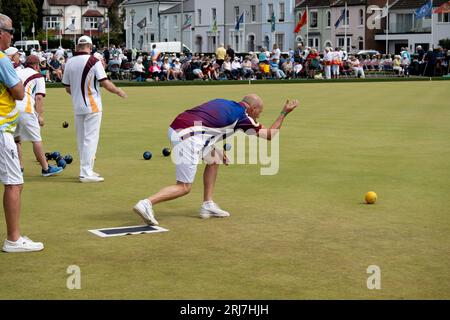 Ein Mann beim Bowling bei den Aviva National Championships 2023, Leamington Spa, Warwickshire, England, Großbritannien Stockfoto