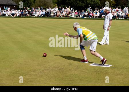 Ein Mann beim Bowling bei den Aviva National Championships 2023, Leamington Spa, Warwickshire, England, Großbritannien Stockfoto