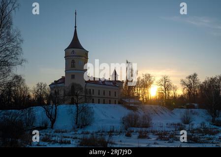 PAWLOWSK, RUSSLAND - 25. DEZEMBER 2022: Blick auf das alte BIP-Schloss bei Sonnenuntergang. Pawlowsk, St. Petersburger Viertel Stockfoto