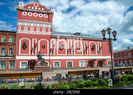 VYSHNY VOLOCHYOK, RUSSLAND - 20. JULI 2023: Theatergebäude. Vyshny Volochek, Region Tver. Russland Stockfoto