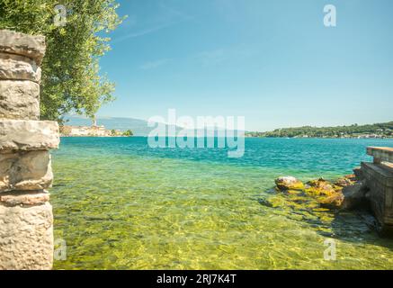 Panorama des gardasees, aufgenommen von riva di garda aus dem Hafen von Salò Stockfoto