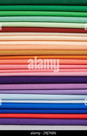 Ein Stapel heller, selbst gefärbter Baumwollstoffe als Hintergrundbild Stockfoto