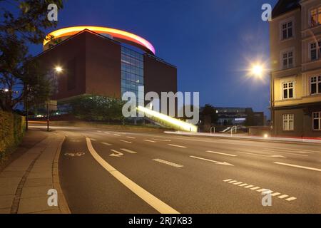 ARoS Kunstmuseum/Kunstmuseum, Aarhus, Dänemark, mit der „Rainbow Panorama“-Installation auf dem Dach. Stockfoto