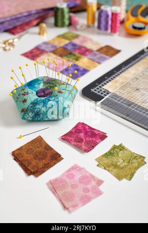 Quadratische Stücke aus farbenfrohen Stoffen zum Herstellen von Quilt-, Kissen-, Quiltblock-, Näh- und Quiltaccessoires Stockfoto