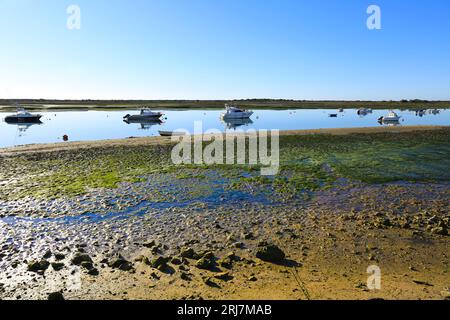 Tavira, Portugal - 20. Oktober 2022: Angelboote und Freizeitboote vor Anker in Cabanas de Tavira, Portugal Stockfoto