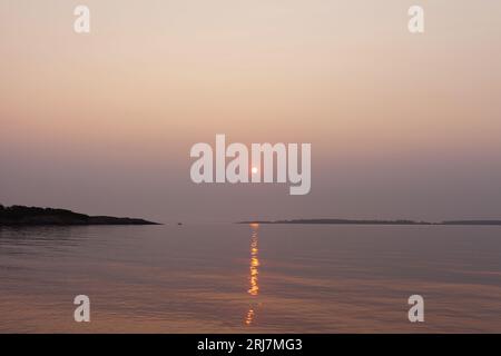 Rauchiger Sonnenaufgang durch westliche Waldbrände, Oak Bay, British Columbia Kanada. Stockfoto