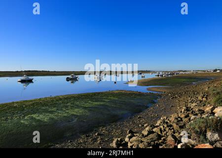 Tavira, Portugal - 20. Oktober 2022: Angelboote und Freizeitboote vor Anker in Cabanas de Tavira, Portugal Stockfoto