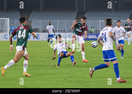 Kalkutta, Indien. Aug. 2023. Boumous (R) von Mohun Bagan Super Giant, der während des AFC Cup Preliminary Stage 2 Matches 2023-24 zwischen Mohun Bagan Super Giant und Machhindra FC im Salt Lake Stadium in Aktion trat. Endstand: Mohun Bagan 3:1 Machhindra. Quelle: SOPA Images Limited/Alamy Live News Stockfoto